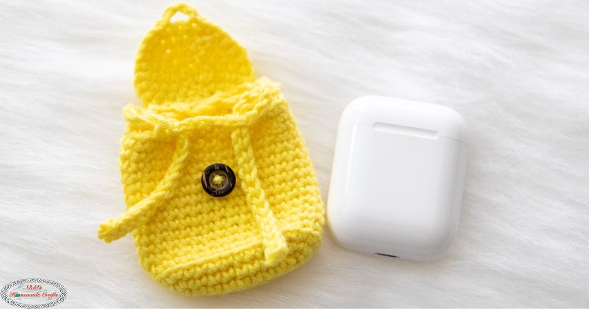 FREE Tiny Crochet Backpack Keychain Pattern or AirPods Case Nicki's