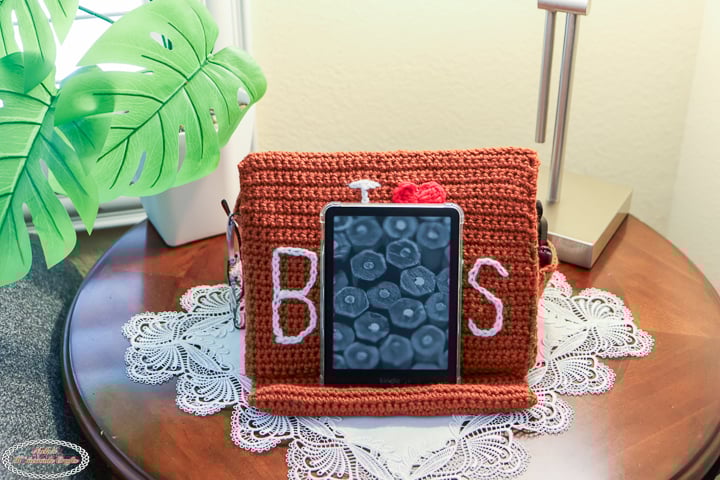 Crochet I love Books Kindle Book Page Holder Stand Wedge with Pockets Pattern-8