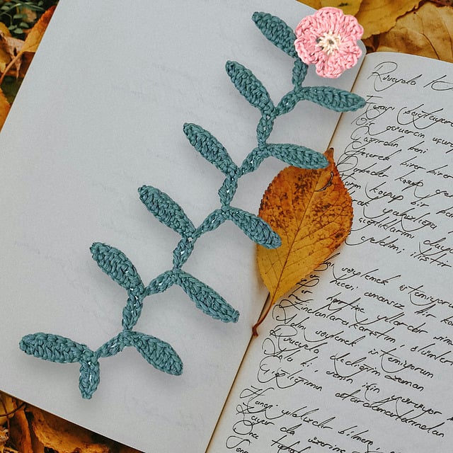 Free flower crochet bookmark pattern