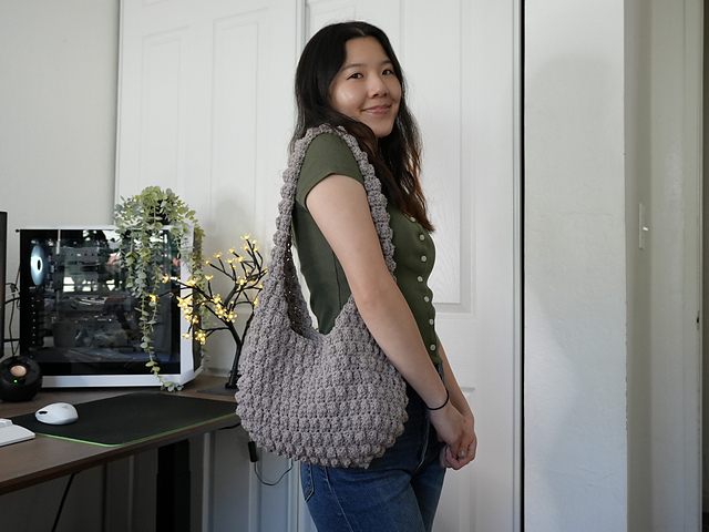 crochet bobble stitch bag free pattern with 3D crochet stitches